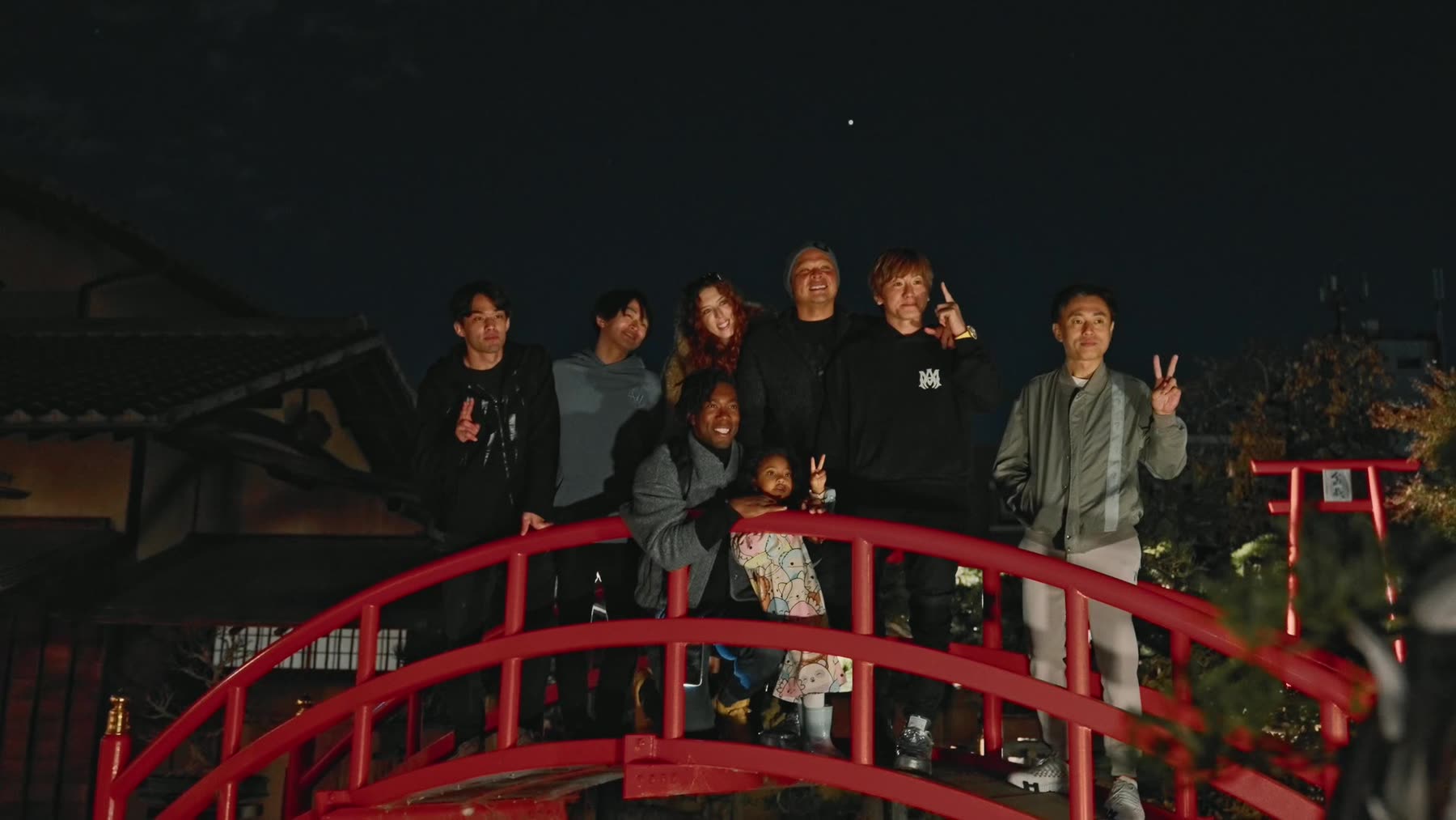 Guests on the iconic vermilion drum bridge of Shunkaen at night